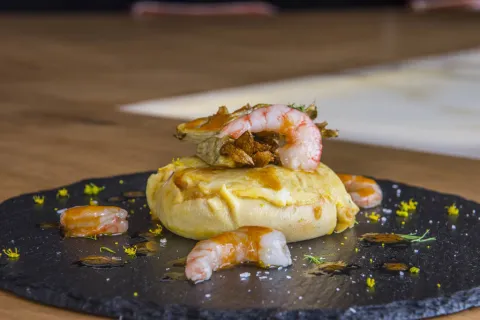 Tortilla de verduras, garbanzos y esencia de gambas