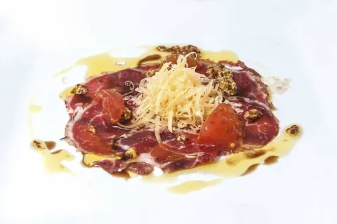 Carpaccio de presa ibérica a la antigua con crujiente de parmesano