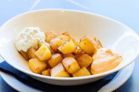 Patatas bravas artesanas a las dos salsas