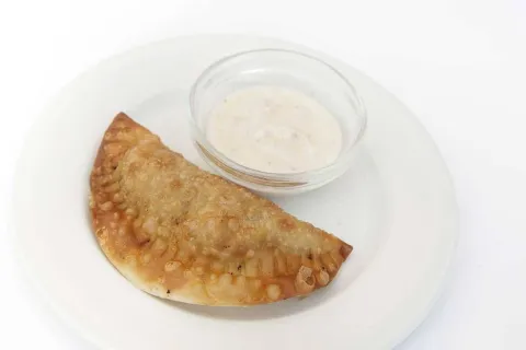 Empanada de carne con salsa de comino