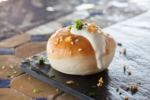 Mini fondue de cuatro quesos con cebolla crispy y cebollino