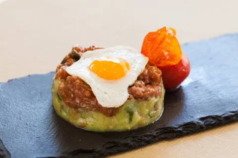 Steak tartar de solomillo con guacamole y huevo de codorniz