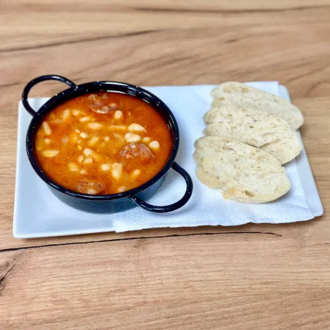 Guiso de alubias guisadas con chorizo con un toque muy particular