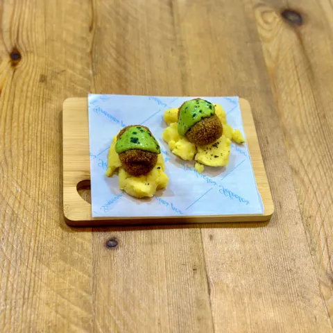 Croquetas de jabalí y castañas con emulsión de ajo negro y romero 