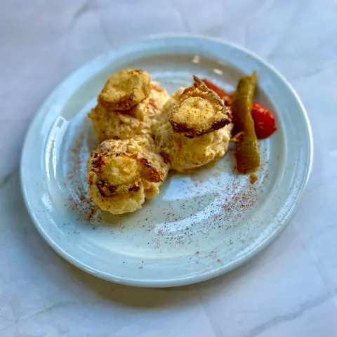 Ensaladilla especial de patatas con trozos de pulpo frito