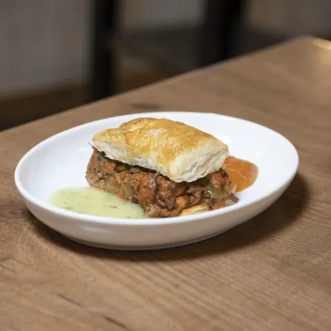 Hojaldre relleno de verduras y carrilleras con dos salsas, una de piquillos y otra de trigueros