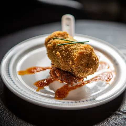 Croqueta de lomo con col con mermelada de sobrasada y pasas