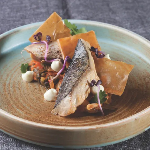 Kimchi de acelga y manzana, caballa marinada y flameada, mayonesa de wasabi y limón