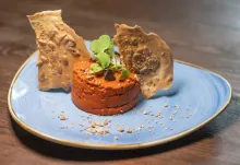 Paté de tomate y pimiento vegano, crujiente de quinoa, pipas y sésamo 