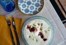 Espuma de patata trufada con huevo poché y jamón ibérico