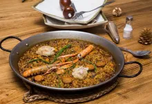 Arroz mar y montaña con pies de cerdo