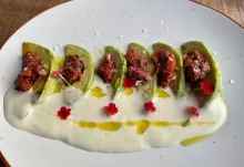 Aguacate a la brasa, tartar de tomate y espuma de queso 