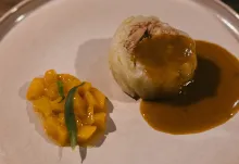 Repollo relleno de pitu, melocotón y amontillado