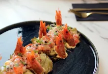 Flor de alcachofa con tartar de gamba roja de El Guiño 