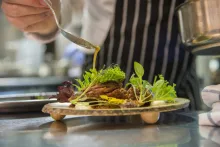 Ensalada de alitas de pato confitadas con setas y alioli de membrillo