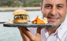 Hamburguesa casera de buey con crujientes chips de vegetales