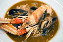 Arroz caldoso de calamar de potera, cigalas y mejillones