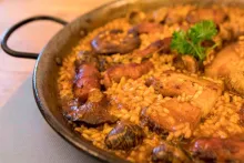 Arroz de montaña con caracoles, panceta y setas de temporada