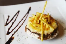 Champiñones rellenos de langostinos con crujiente