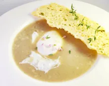 Sopa de ajo y tomillo con huevo y teja de parmesano