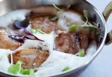 Espuma de patata con panceta confitada y vieiras