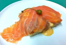 Tosta de holandesa con revuelto de huevo y salmón ahumado en casa