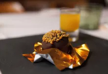 Bombón de foie con chocolate negro, almendras y maracuyá