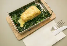 Aprende a cocinar bacalao a la catalana, con alioli y espinacas