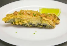 Sardinas rellenas en tempura con paté de ave 