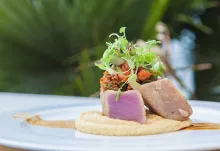 Atún en tempura con hummus y tartar de tomate seco