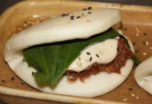 Pan bao con pato pad thai con hoja de shiso y ali-oli de tamarindo