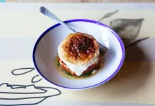 Bacalao con espinacas frescas, sofrito a la catalana y muselina suave de ajo