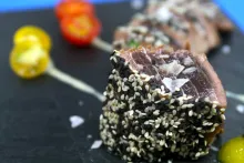 Tataki de atún rojo con tahini, sémola crujiente y mango