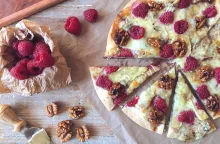 Original pizza de 3 quesos con frambuesas y una pizca de cacao