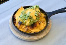 Nachos a la brasa con queso fundido, guacamole y pico de gallo