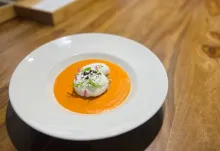 Salmorejo con crema de queso de cabra y helado de yuzu