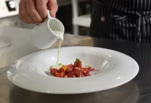 Ajo blanco de piñones con carpaccio de sandía y atún rojo marinado