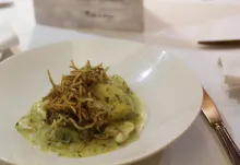 Bacalao con sus kokotxas en salsa verde de wasabi