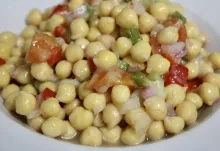 Ensalada de garbanzos y verduras con aliño de lima