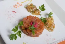 Aprende a elaborar un irresistible tartar de salmón en sencillos pasos