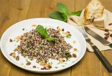 Tabulé de quinoa roja, blanca y negra