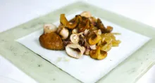 Salteado de calamares con setas, cebolla y piñones