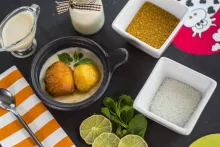 Bolas de piña salteadas con ron y sopa de coco 