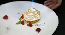 Postre con merengue: Soufflé Alaska by restaurante Apicius