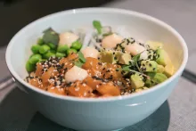 Súper Poke Bowl con salmón, aguacate y Sriracha