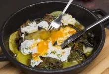 Patatas, trompetas y huevos camperos