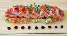 Tataki de atún con guacamole y concasse de tomate y soja