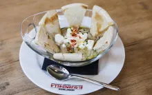 'Hummus' de berenjenas con queso feta y cuñas de pan de pita