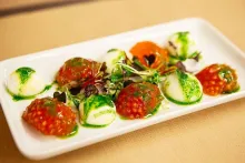 Ensalada de esferas de mozzarella con tomate y orégano