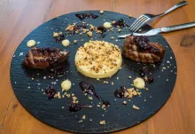 Magret de pato con crumble de manzana y reducción de Priorat